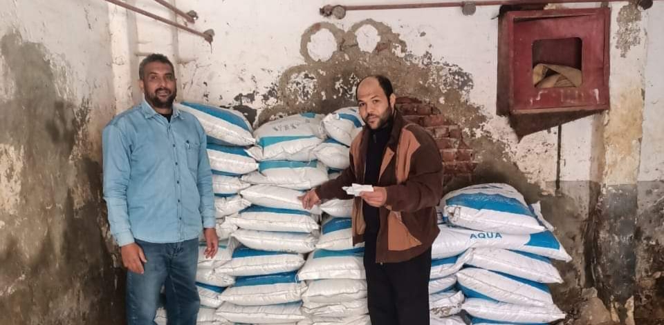 ضبط 1100 كيلو علف اسماك منتهى الصلاحية بالبحيرة