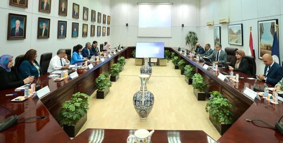 العناني يعقد اجتماعاً لمناقشة مستجدات العمل السياحي