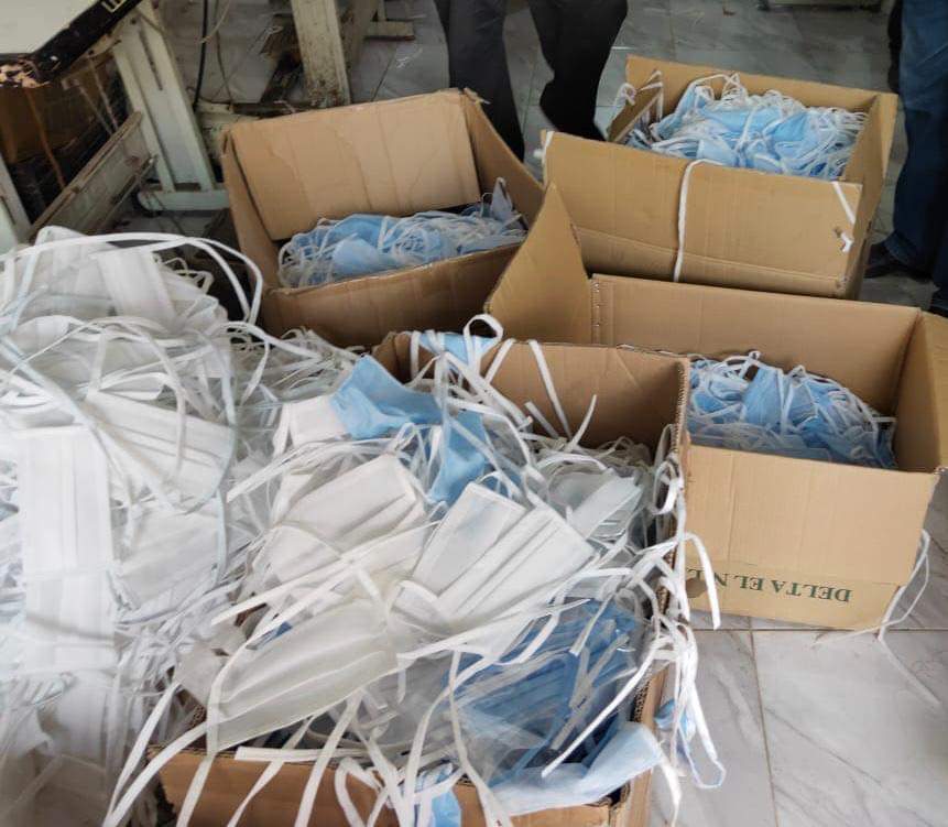 بالصور: الرقابة الإدارية تحبط تصنيع كمامات ومطهرات غير مطابقه وتشن حملة على الغشاشين