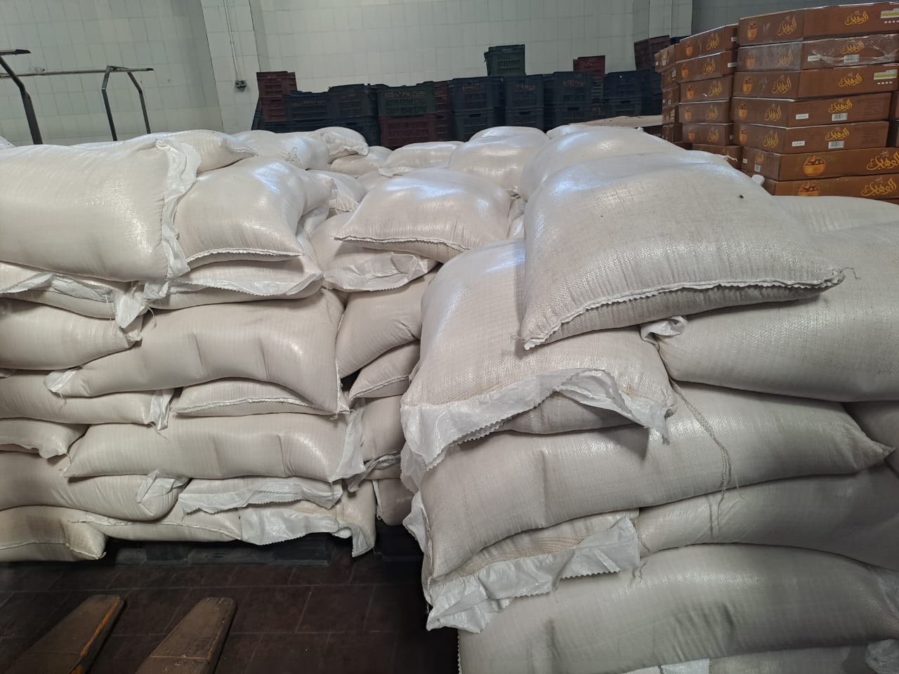 ضبط 50 طن أرز و 50 صفيحة جبنة داخل مصنع بدون ترخيص بالبحيرة