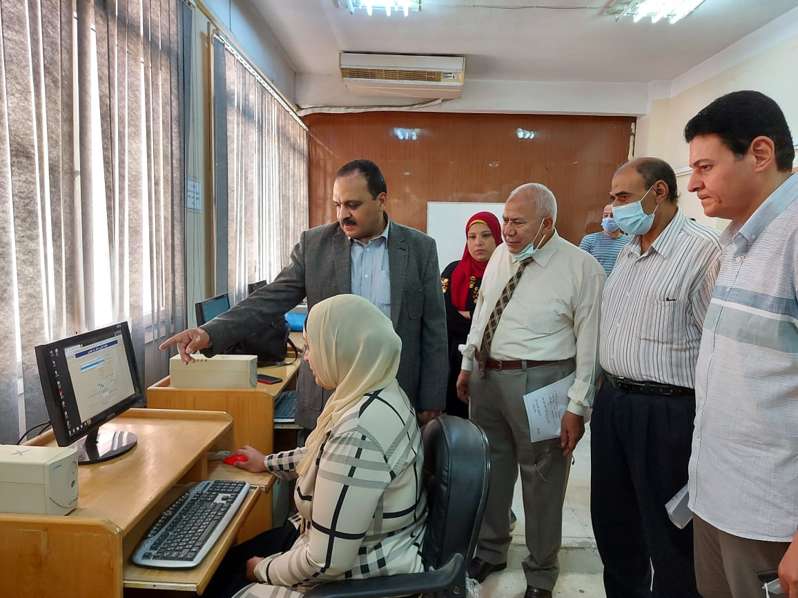نائب رئيس جامعة بنها لشئون التعليم والطلاب يتفقد معامل التنسيق الالكترونى