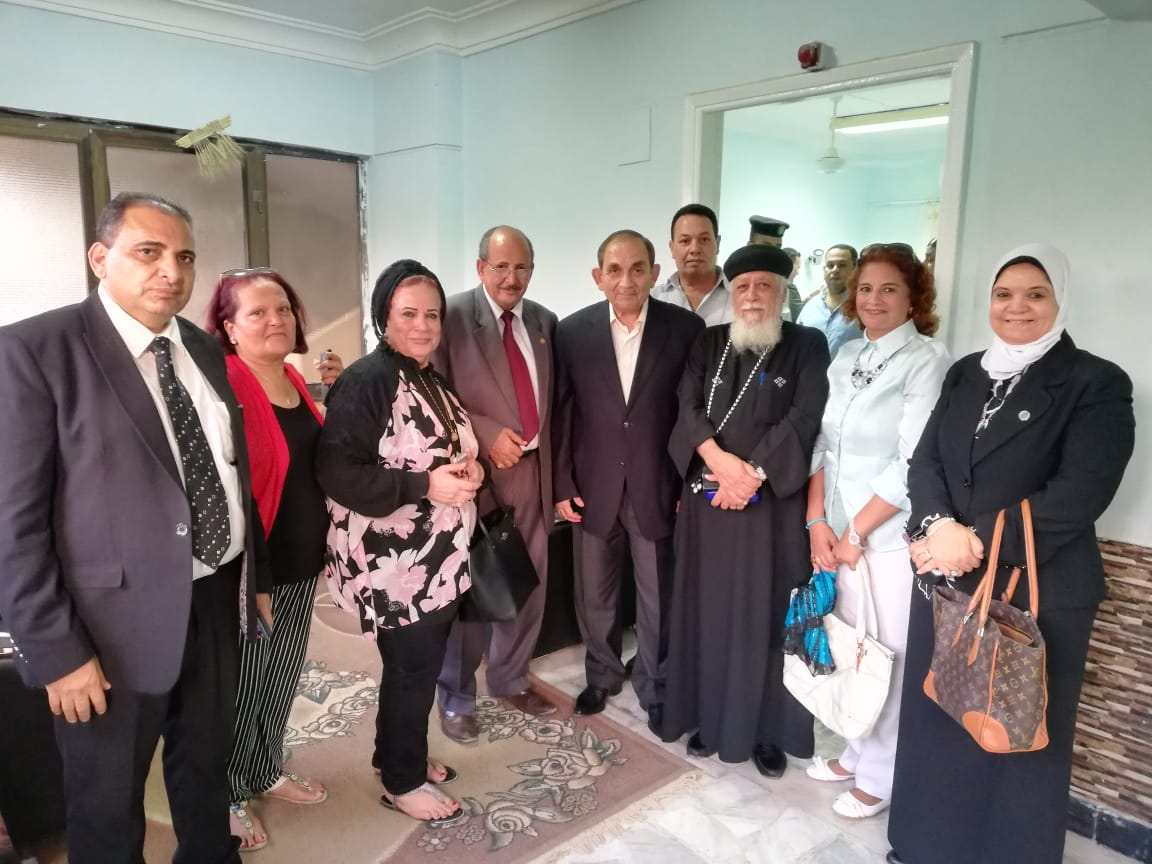 بالصور : وفد مؤسسة المرأة المصرية والأفريقية يزور الأنبا بسنتي للاطمئنان على صحته