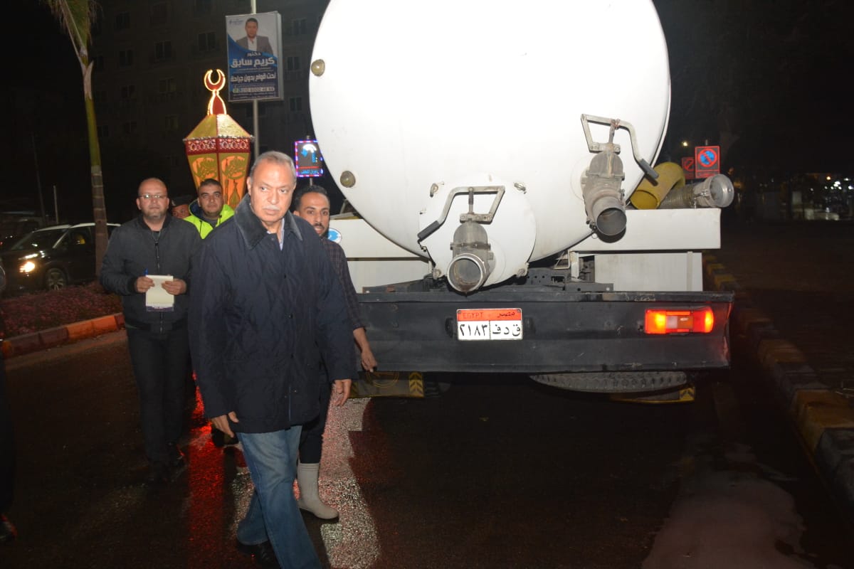 فور سقوط الأمطار...محافظ القليوبية يُتابع جهود عمليات رفع تراكمات مياه الأمطار والإطمئنان على إنتشار المعدات لتسهيل حركة المرور بمدينة بنها