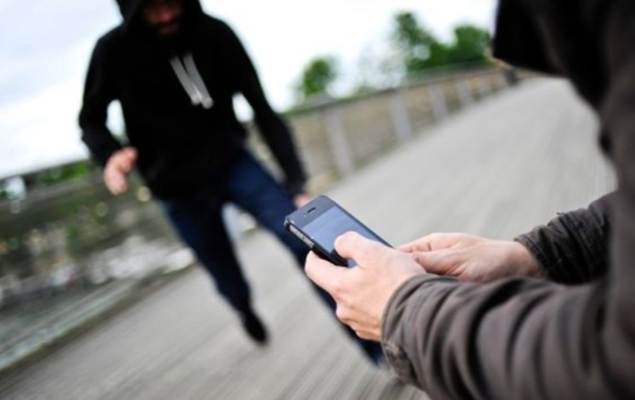 وزارة الداخلية تكشف ملابسات تداول مقطع فيديو على موقع التواصل الإجتماعى "تيك توك"  لقيام أحد الصبية بالتعدى على شاب لإستيلاء علي هاتفه المحمول.