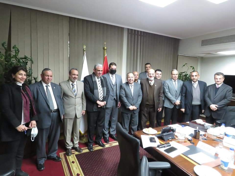 وزير المالية فى لقائه مع رئيس لجنة القوى العاملة بالبرلمان وعدد من المستخلصين الجمركيين:     «تعالوا.. نشتغل مع بعض».. من أجل مصر 