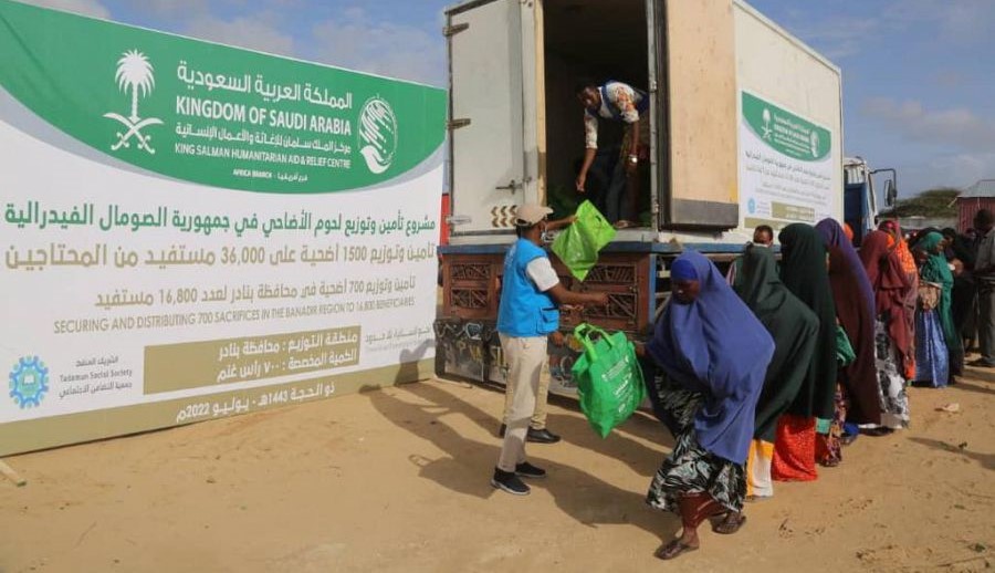 مركز الملك سلمان للإغاثة يوزع لحوم الأضاحي في محافظات الصومال وباكستان