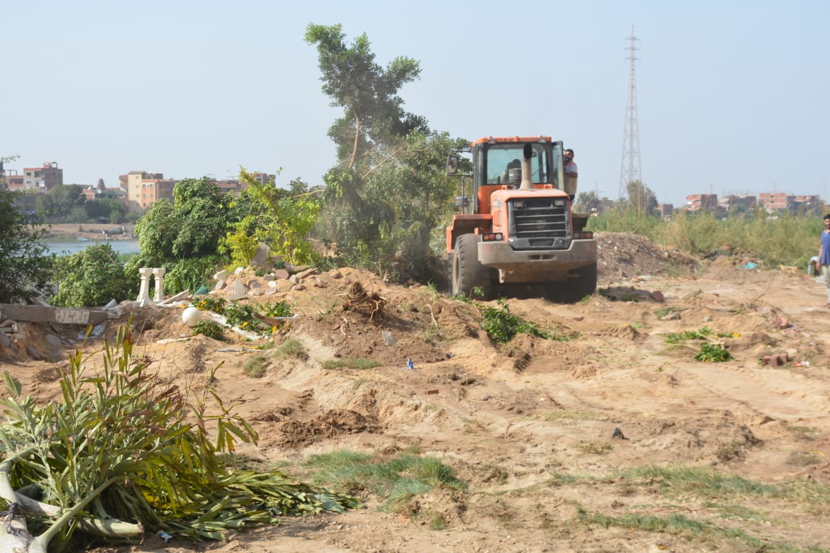ضمن الموجة الـ ٢١ لإزالة كافة صور التعديات ... محافظ القليوبية يُتابع على أرض الواقع أعمال إزالة ١٠حالات تعدي على أملاك الدولة بمساحة ٦٠٠٠متر٢ بمنطقة كفر سعد بمدينة بنها الهجان : إزالة ١٨٨حالة تعدي حتى الآن على مساحة ٤٠٠١٢م٢