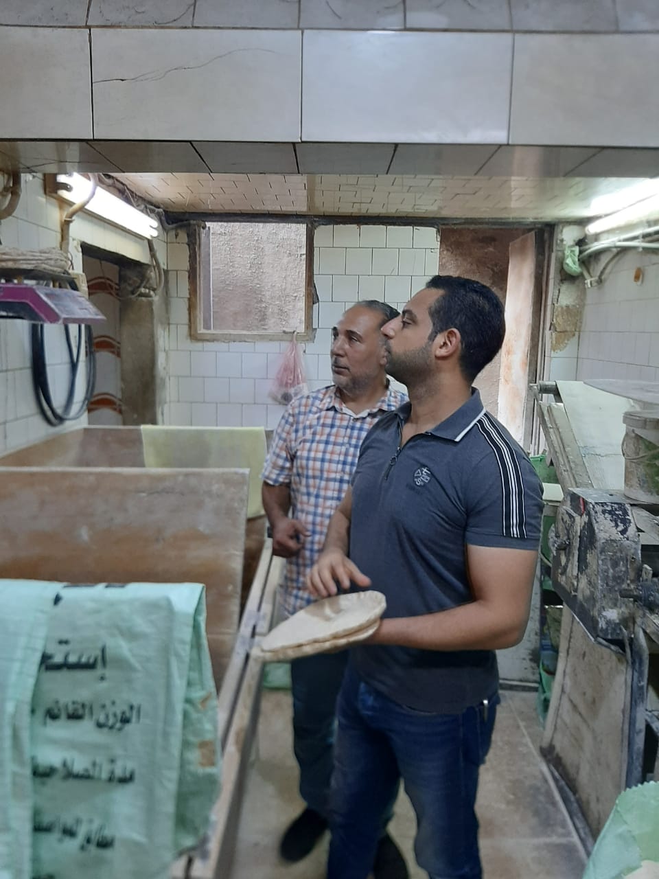 ضبط 3 مخابز لتصرفهم فى 74 شيكارة دقيق مدعم وتحرير 25 محضر لمخابز بلدية 