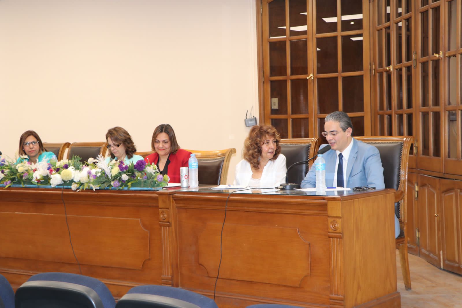 نقيب الإعلاميين يحكم مشروعات التخرج لقسم الاعلام بجامعة عين شمس