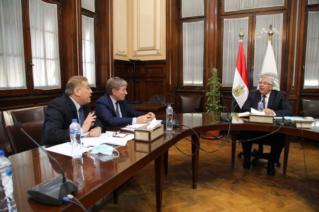 وزير الزراعة يستقبل الرئيس التنفيذى لشركه كيمين الامريكية ورئيس شركة ميفاك ويبحث معهم آليات الاستثمار في انتاج اللقاحات والامصال البيطرية
