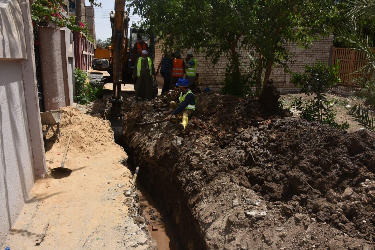 بالصور: إحلال وتجديد خطوط الصرف الصحى بشبين القناطر