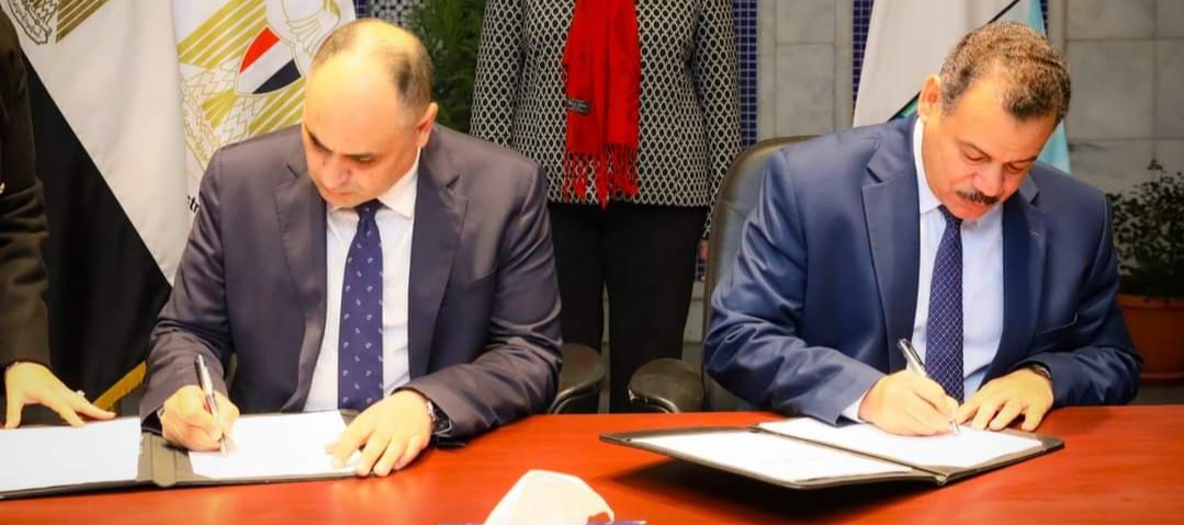 توقيع برتوكول تعاون مع جامعة الوادي الجديد لتنفيذ المشروعات البيئية المبتكرة في مجال الطاقة الجديدة والمتجددة