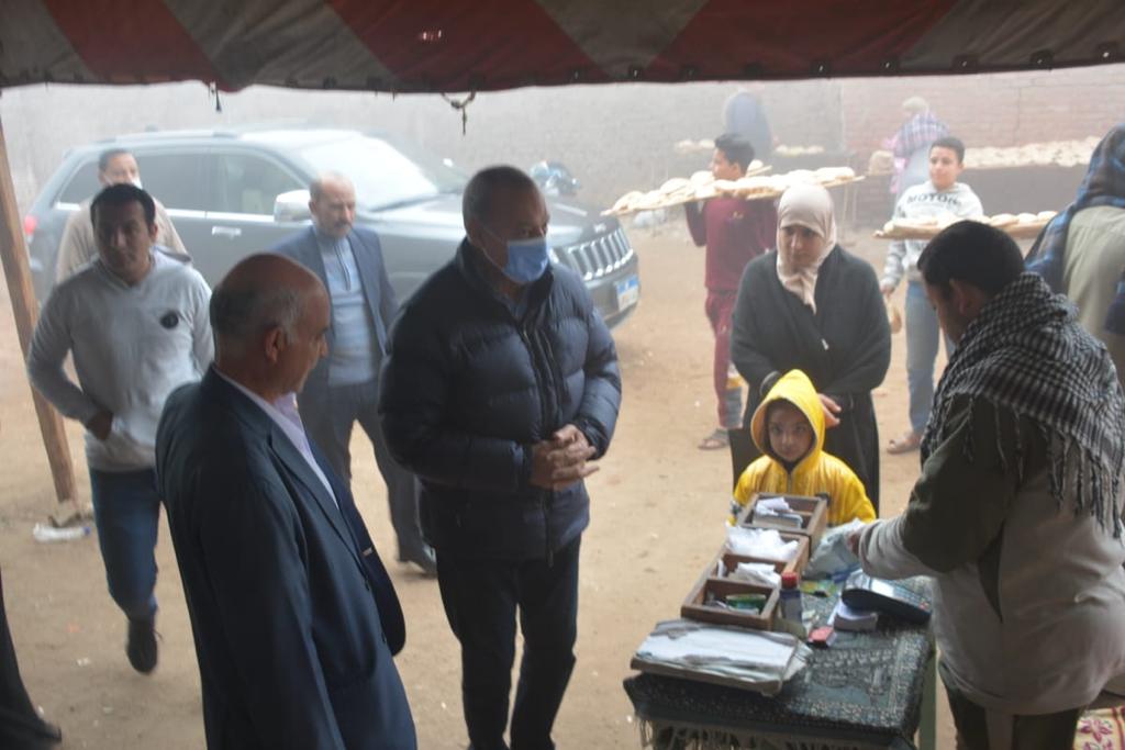 -محافظ القليوبية في جولة تفقدية مفاجئة صباح اليوم الجمعة علي المخابز بمدن بنها وكفر شكر وطوخ للتأكد من جودة الخبز ووصول الدعم لمستحقيه