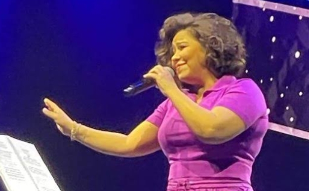 رد فعل سقوط شيرين عبد الوهاب على مسرح دبى : ”ما يقع إلا الشاطر” مثالى جدا