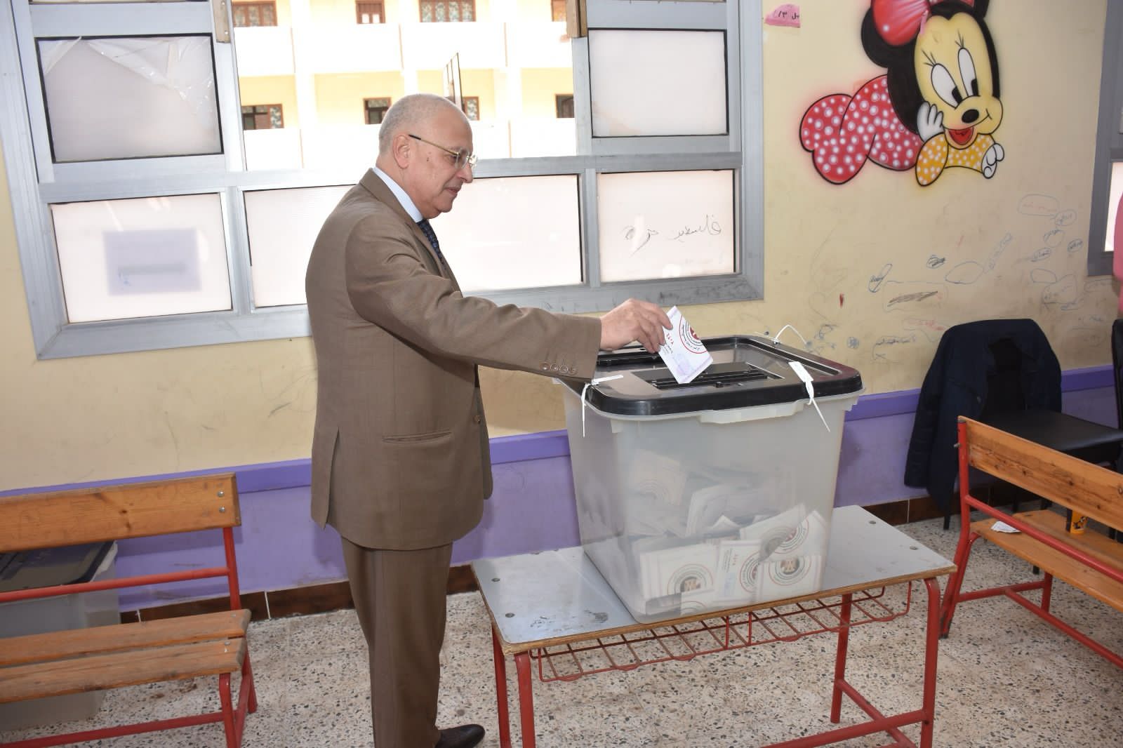 رئيس شركة مياه الشرب بالقليوبية يدلى بصوته فى الانتخابات الرئاسية 