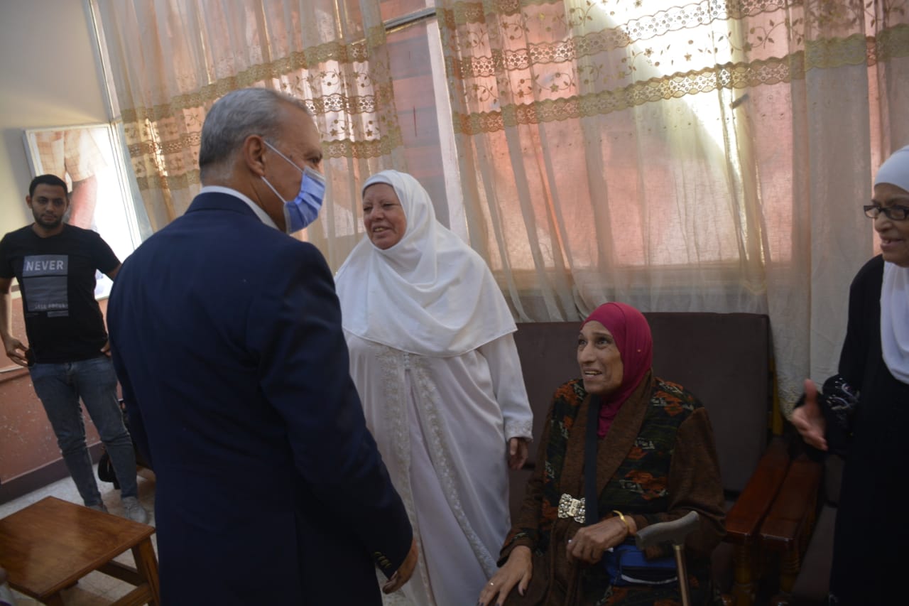 محافظ القليوبيه يتفقد القافلة الطبية المجانية لنزلاء دار المسنين بمدينه بنها ويوزع عليهم الهدايا والبطاقات العلاجية