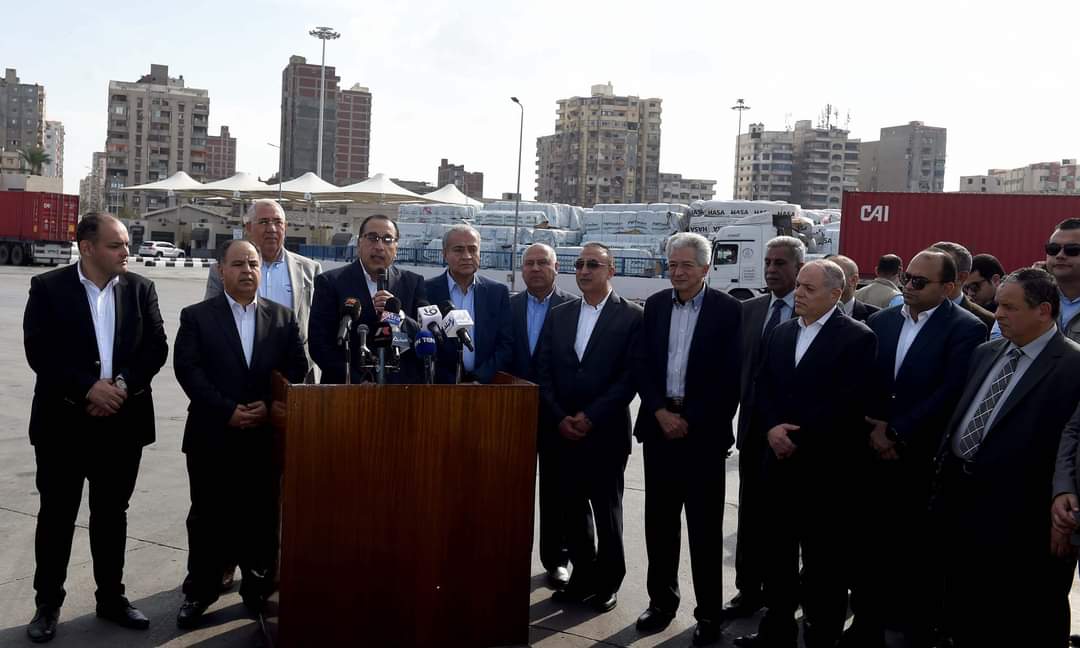رئيس مجلس الوزراء بمؤتمرا صحفياً، بميناء الإسكندرية خلال متابعته سير إجراءات الإفراج الجمركي