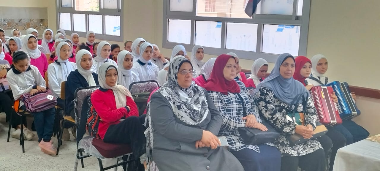 ندوة تثقيفية بمدرسة ناصر الإعدادية بنات بشبراخيت للتعريف بقانون الطفل وخط نجدة الطفل