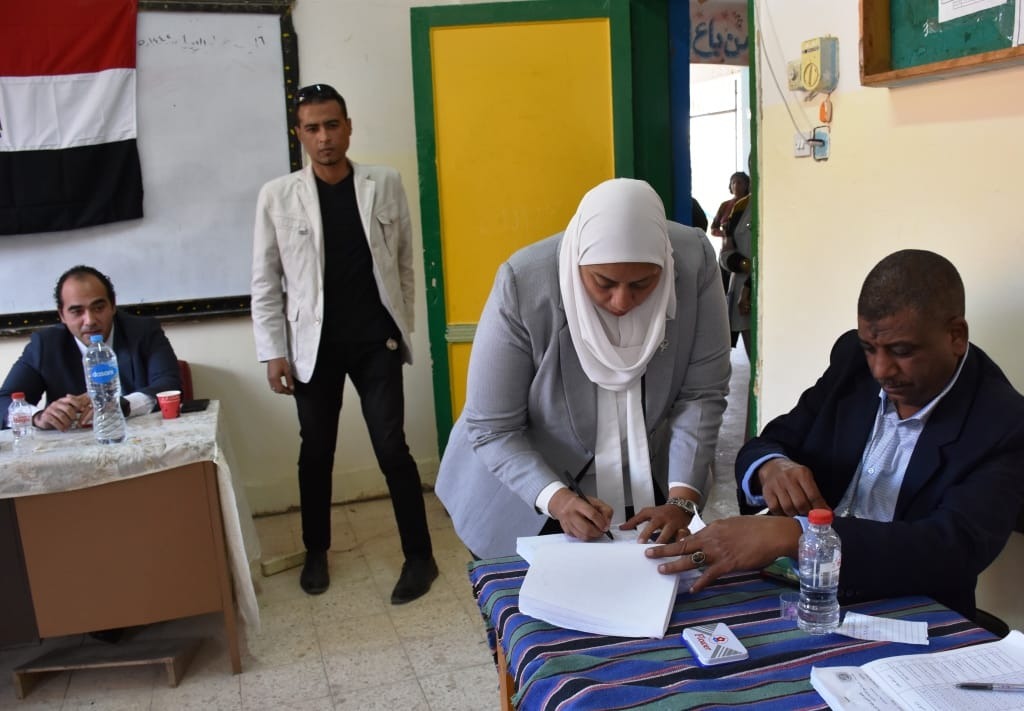 نائب محافظ أسوان تدلى بصوتها الإنتخابى بلجنة نجع المنشية الإعدادية الجديدة 
