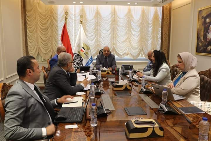 عصمت يجتمع مع رئيسي البورصة وجهاز التجارة الداخلية.. ليبحث إجراءات إدراج القطن للتداول عبر بورصة السلع  