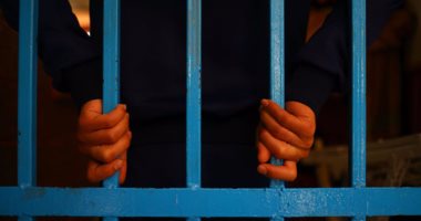 ضبط عاطلين بحوزتهم 100 تذكرة هيروين وقنبلة غاز بكفر شكر فى القليوبية