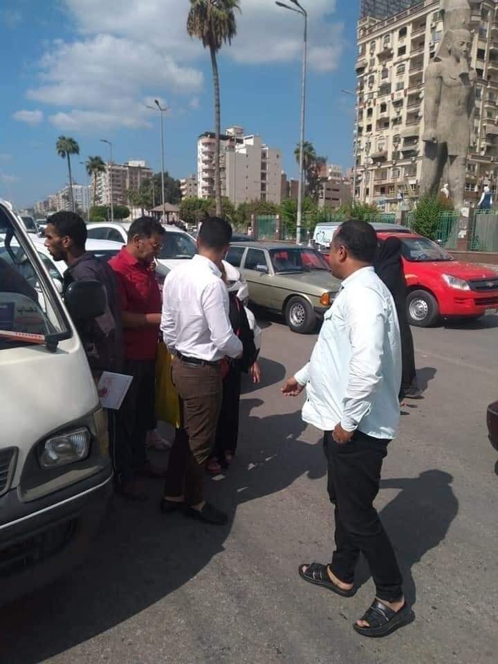 وكيل مباحث مرور الدقهلية في مغامرة ميدانية لضبط المتهربين