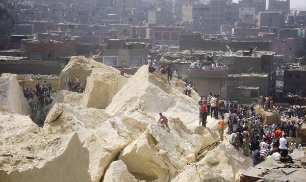 انهيار صخرة في منشية ناصر وتضرر 40 أسرة