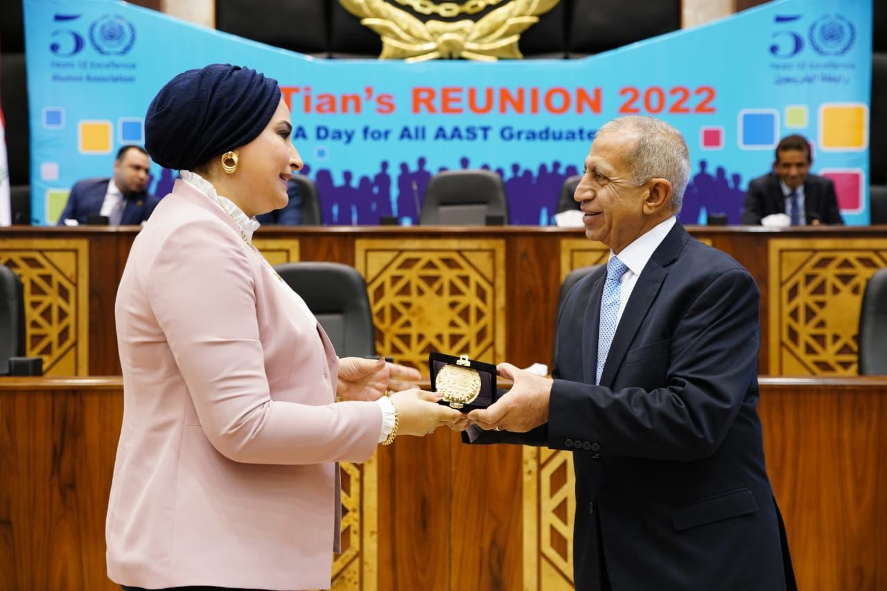 رئيس الأكاديمية العربية للعلوم والتكنولوجيا يكرم الدكتورة داليا السواح لأكثر الخريجين تميزاً