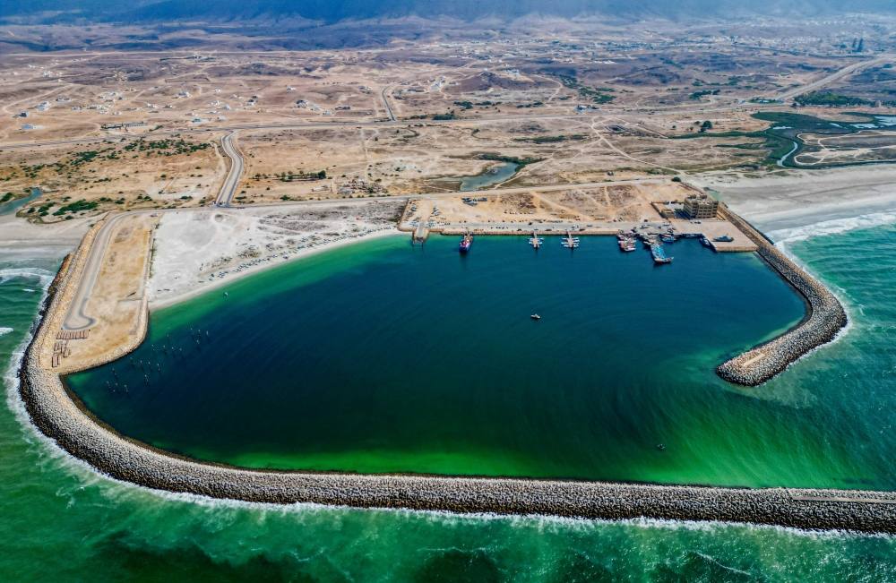 سلطنة عُمان تُنفذ مشروعات تطوير موانئ صيد لتعزيز القطاع السمكي