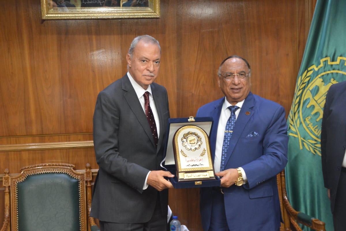 محافظ القليوبية يستقبل رئيس هيئة قضايا الدولة بمكتبه بديوان عام المحافظة