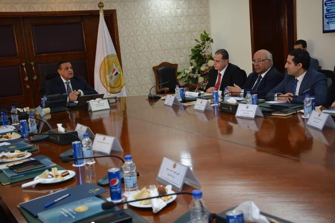 وزير التنمية المحلية يعلن بدء تطبيق قانون المحال العامة بجميع محافظات الجمهورية