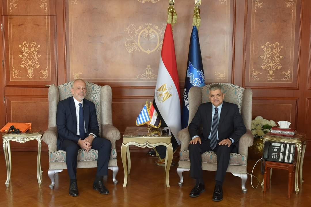 الفريق أسامة ربيع يبحث سبل التعاون المشترك مع السفير اليوناني    