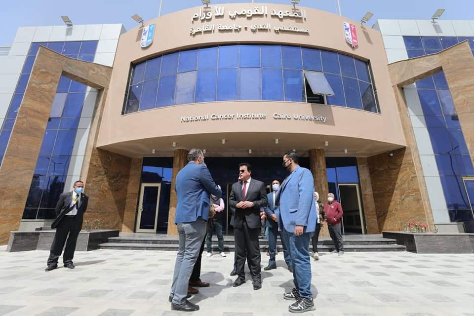 بالصور..وزير التعليم العالي يتفقد أعمال التطوير بمستشفى الثدي التابع للمعهد القومي للأورام