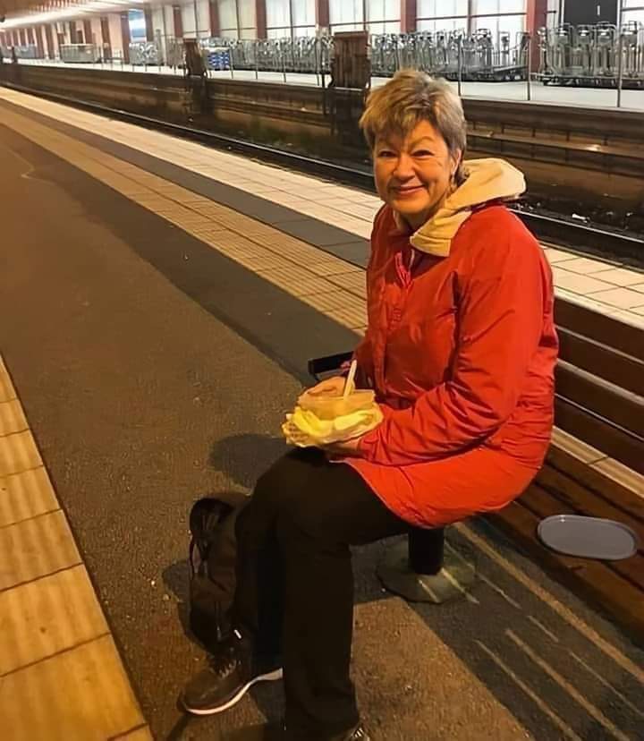 إيلفا خانيونس وزيرة العمل السويدية تبتسم للكاميرا