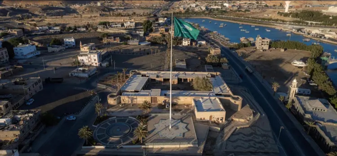 قلعة الملك عبدالعزيز بضباء شاهدة على عز الوطن وشموخه