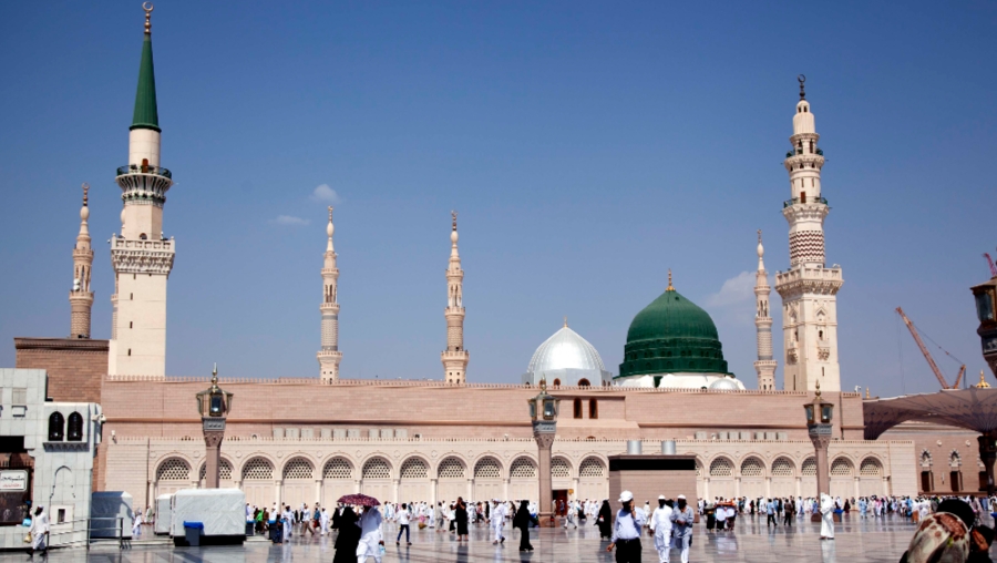 المدينة المنورة تودع جموع الزائرين والمعتكفين الذين شهدوا أيام وليالي شهر رمضان المبارك