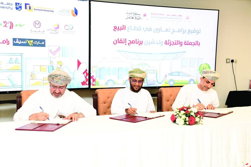 سلطنة عُمان تعلن عن فرص وظيفية جديدة للشباب العماني في قطاعي التجزئة والصناعة