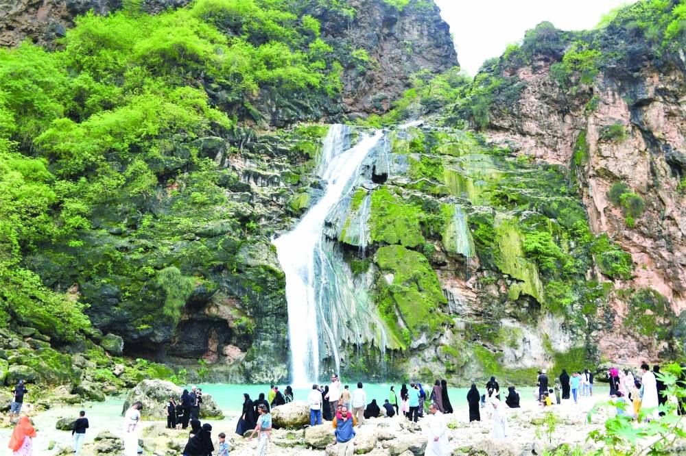 شلالات وعيون مائية بسلطنة عُمان ترسم لوحة فنية للسائح العالمي