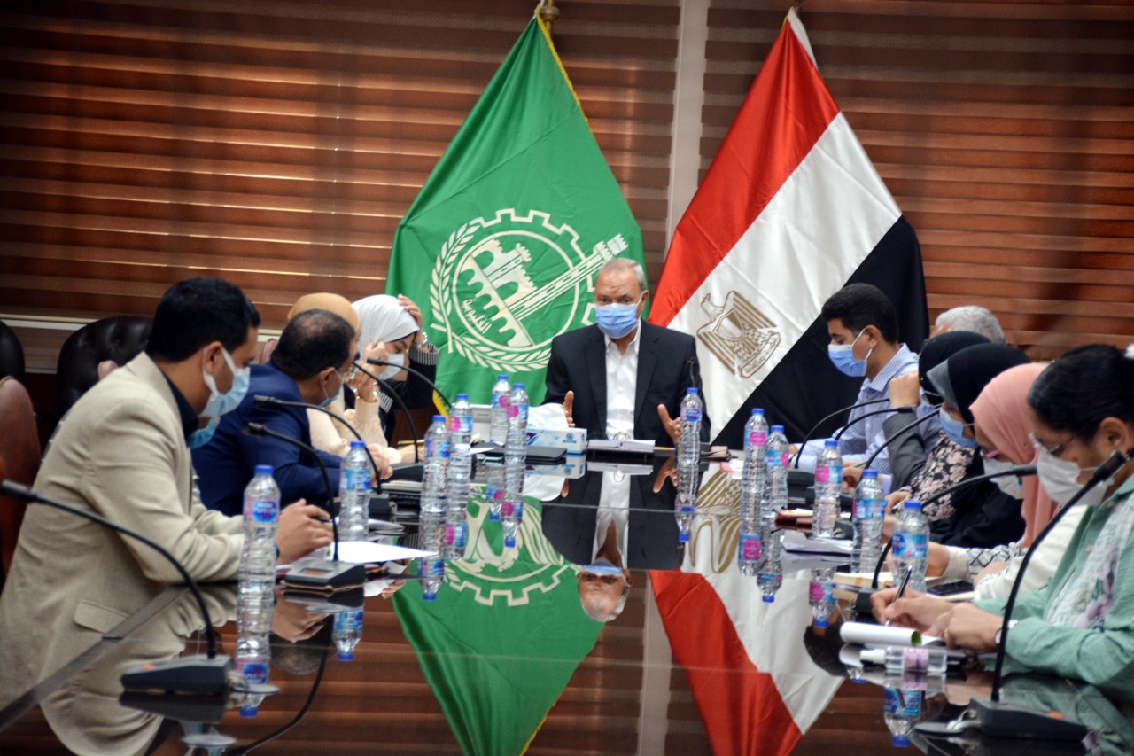 محافظ القليوبية يعقد إجتماعا مع ممثلي المركز القومي للبحوث لإنشاء مجمع صناعي لصناعات البلاستيك صديقا للبيئة