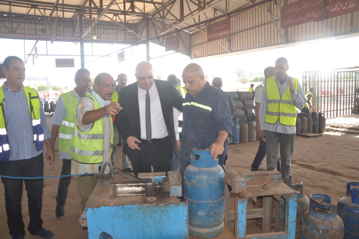 بدر يتفقد مصنع تعبئة الغاز بكفر الدوار ويوصى بزيادة القدرة الإنتاجية 