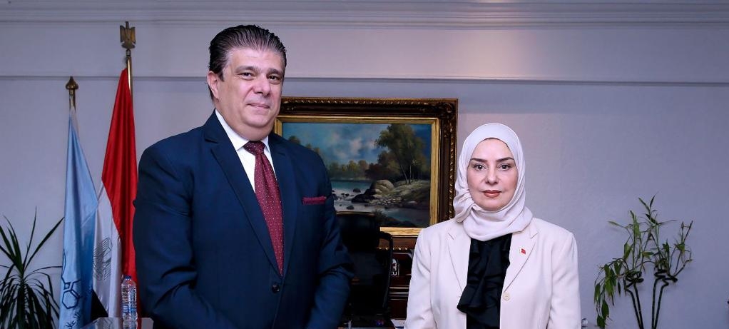 خلال لقاء زين مع السفيرة فوزية زينل...تخصيص ساعة أسبوعيا بإذاعة صوت العرب عن مملكة البحرين