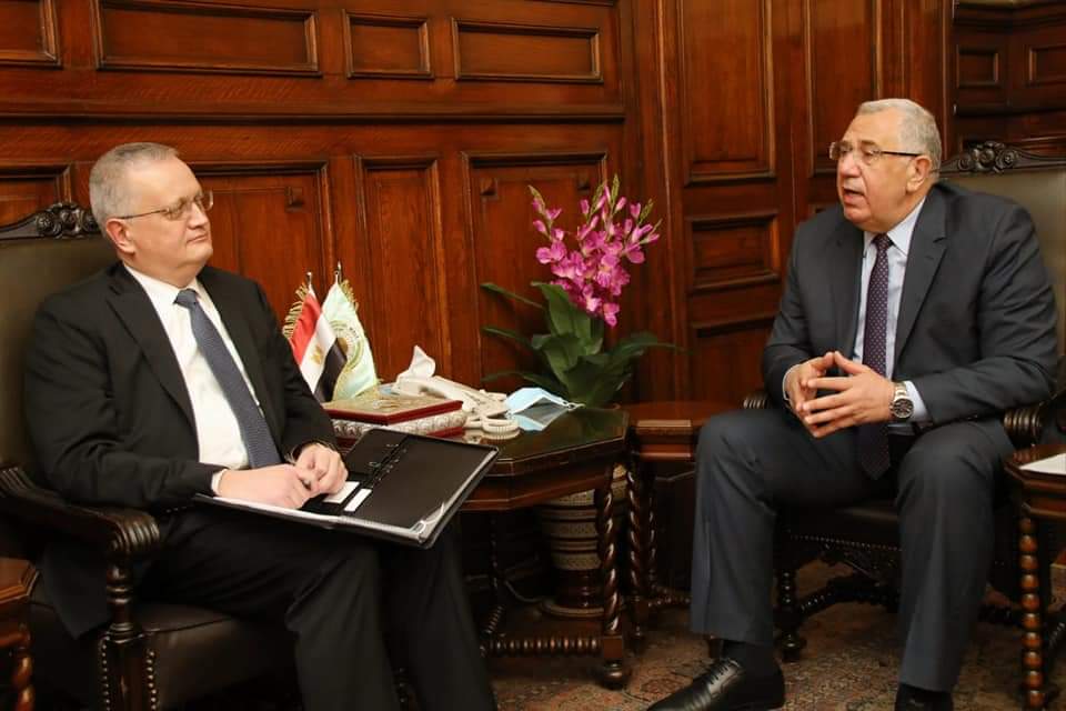 وزير الزراعة يبحث مع السفير الروسي بالقاهرة آفاق التعاون الزراعي بين البلدين