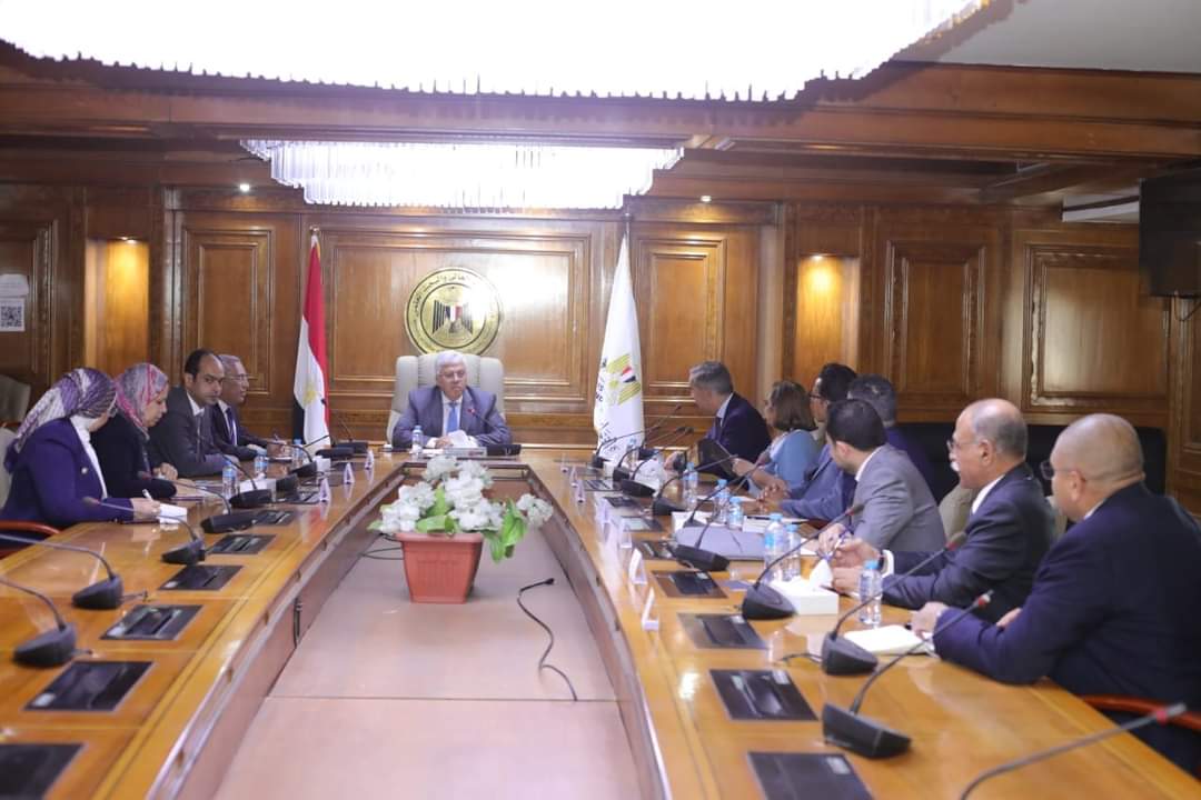 وزير التعليم العالي يبحث سبل تعزيز التعاون البحثي والعلمي مع مؤسسة كلاريفيت