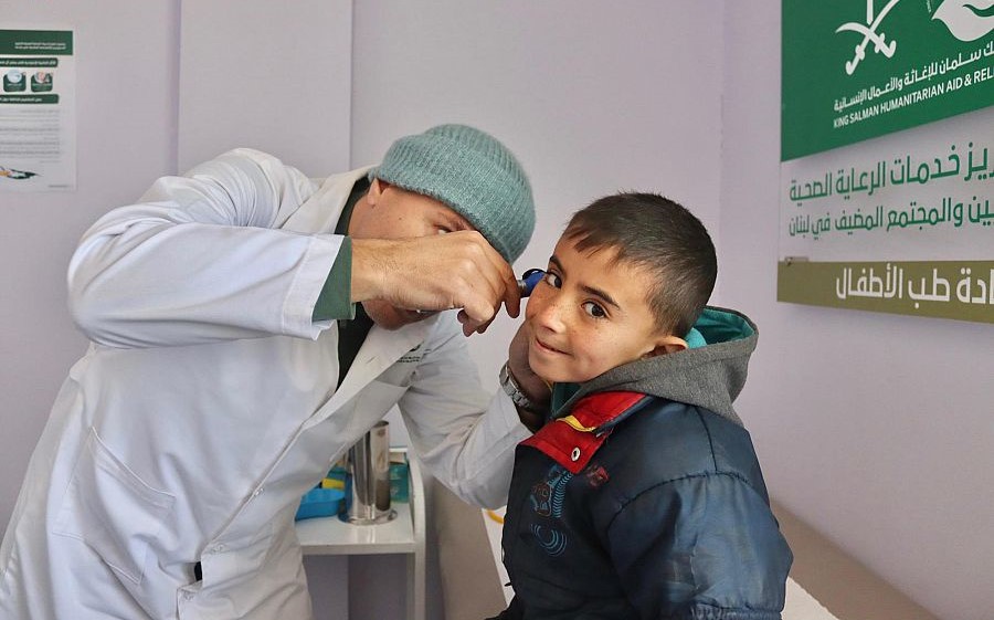 مركز الملك سلمان للإغاثة يقدم خدمات طبية للاجئين السوريين ويوزع سلال غذائية