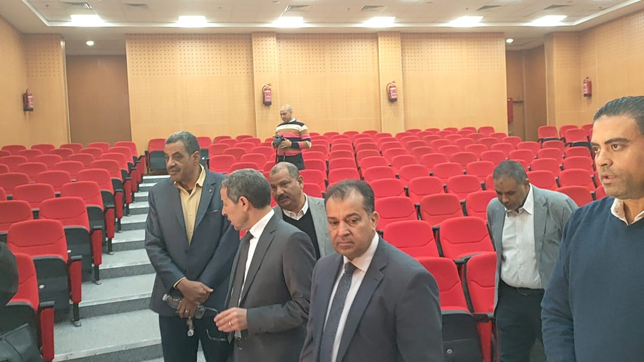 رئيس جامعة جنوب الوادي يتفقد عددًا من المشروعات بفرع الغردقة |