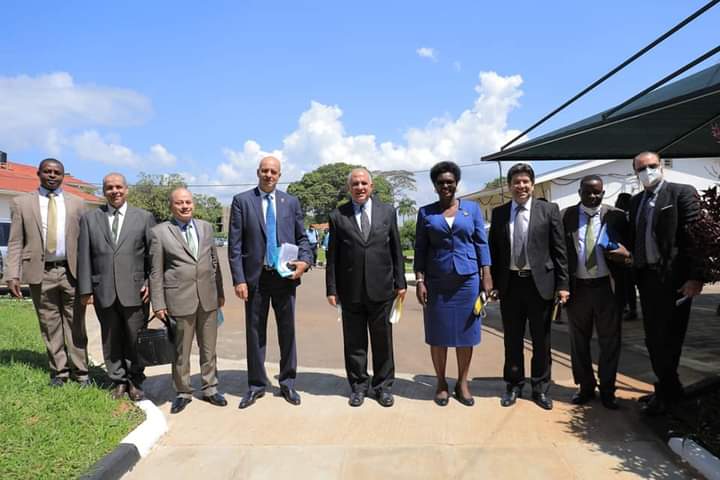 بالصور :  الدكتور عبد العاطى يصل الى كمبالا في مستهل زيارة رسمية لدولة أوغندا