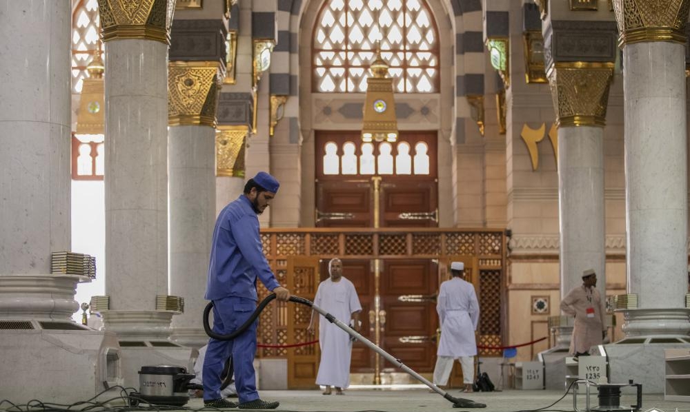 وكالة شؤون المسجد النبوي تكثّف جهودها اليومية من خلال أعمال التطهير والتعقيم