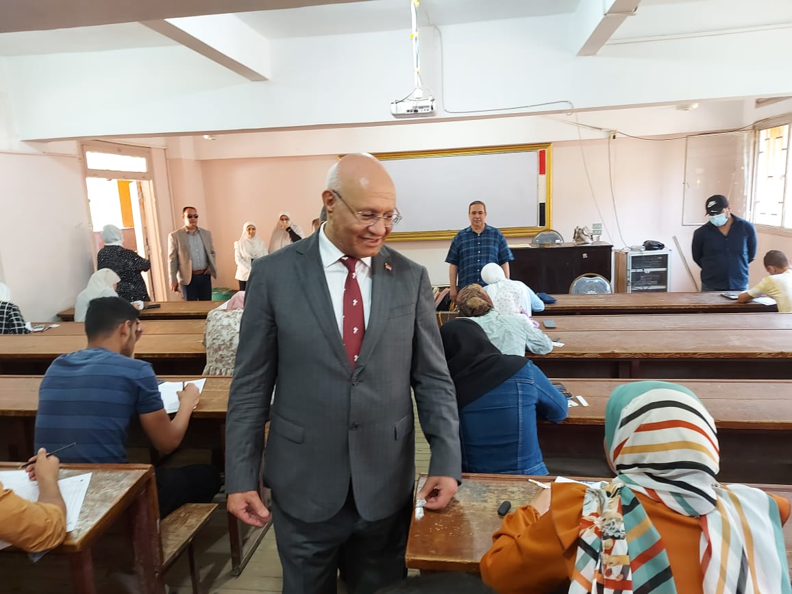 في جولة موسعة :  رئيس جامعة بنها يتفقد لجان الامتحانات بـ 6 كليات 
