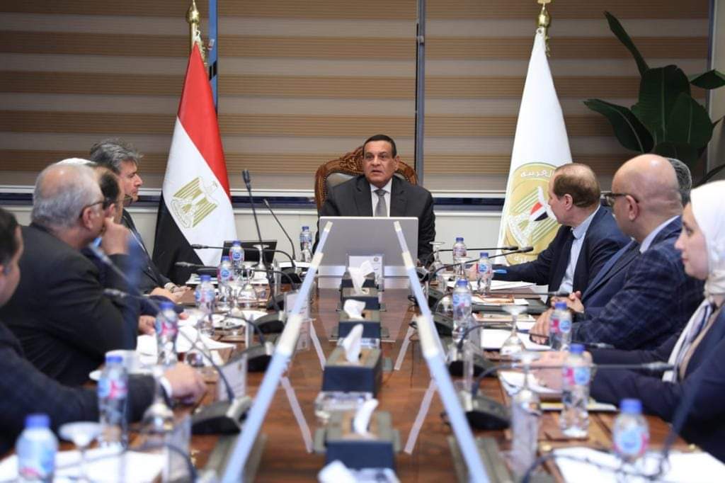 وزير التنمية المحلية يتابع الموقف التنفيذي لمشروعات البنية التحتية لمنظومة المخلفات بالمحافظات