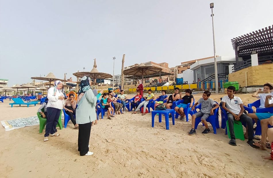 مياه البحرالاحمر تنفذ يوما بيىئيا توعيا بشاطى العائلات بالغردقة